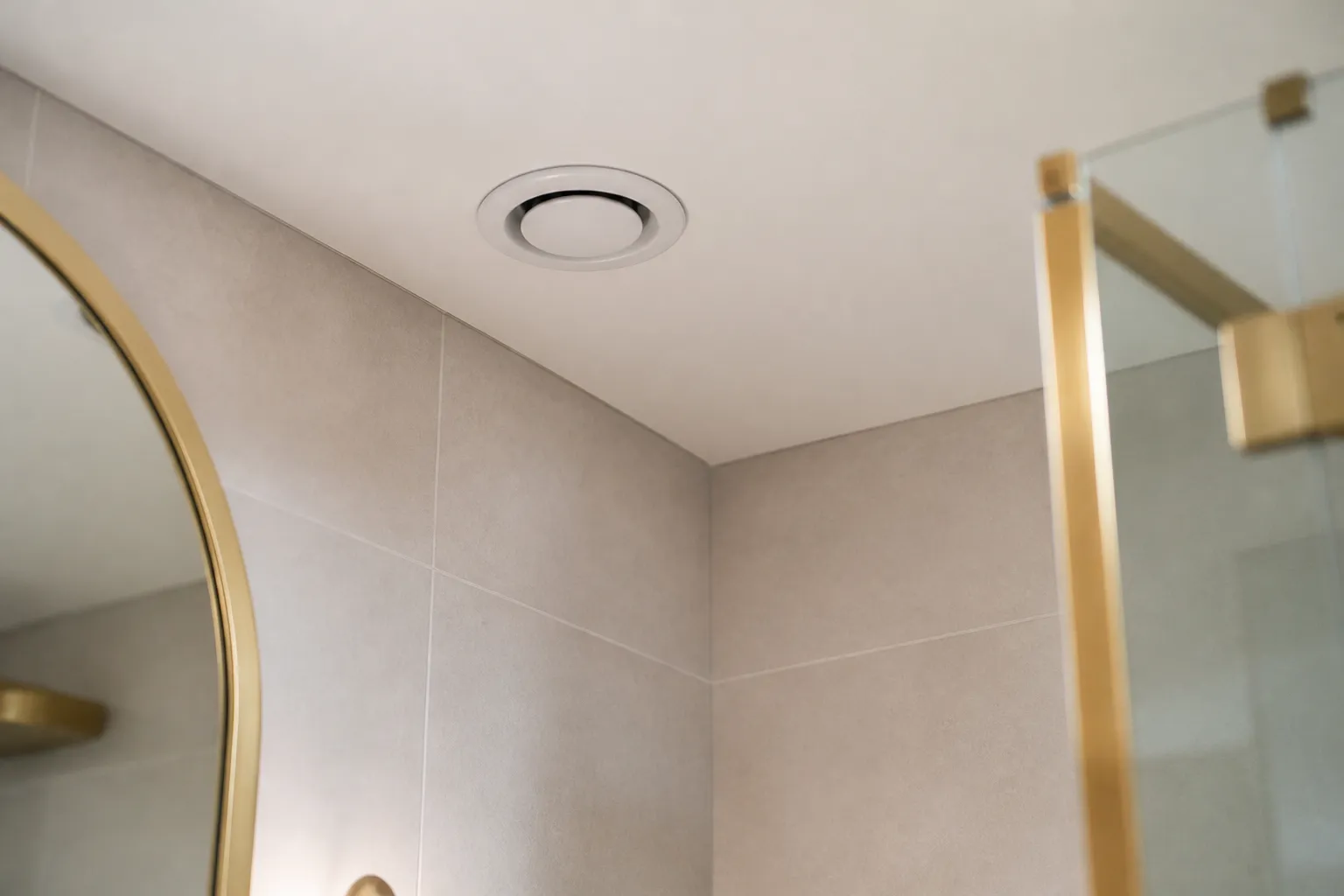 Bouche de ventilation dans une salle de bain