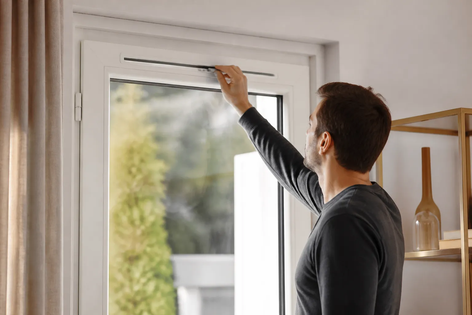 Expert controlant une entree d air sur une menuiserie