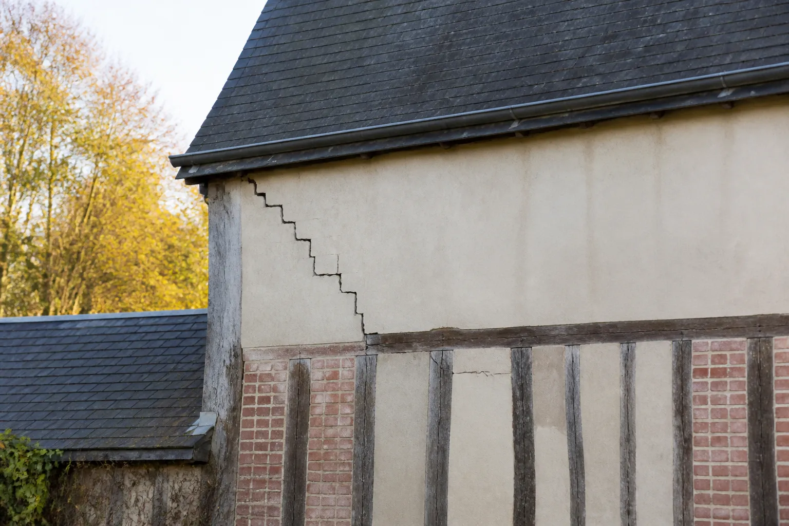 Expert examinant un logement, Lisieux