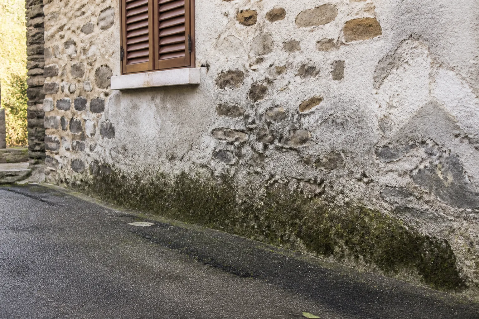 Mur avec traces d humidite, Ain