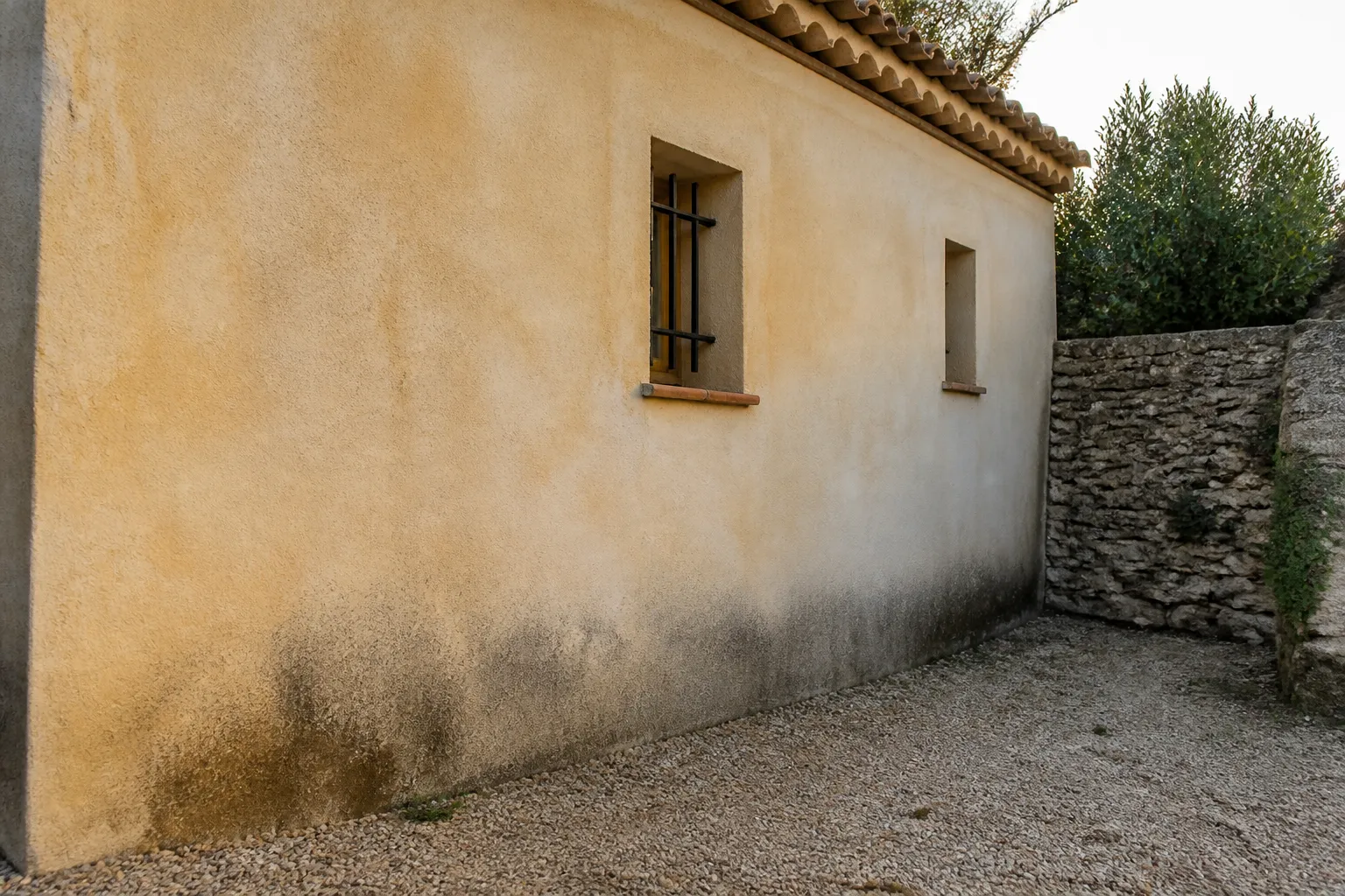 Mur avec traces d humidite, Digne-les-Bains