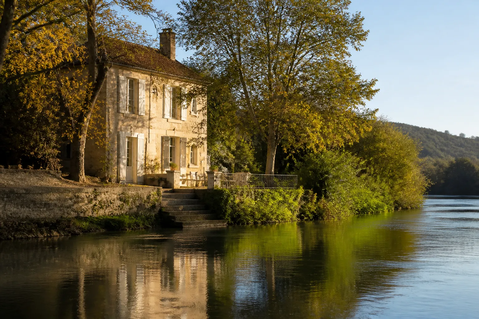 Maison en bord de riviere dans une commune francaise