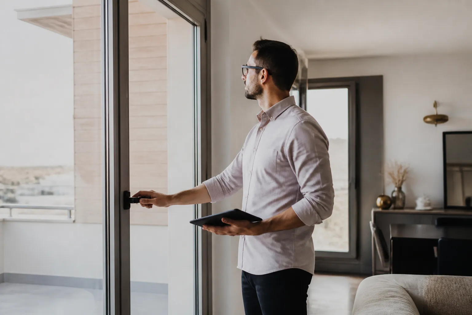 Expert controlant une porte fenetre dans un appartement neuf