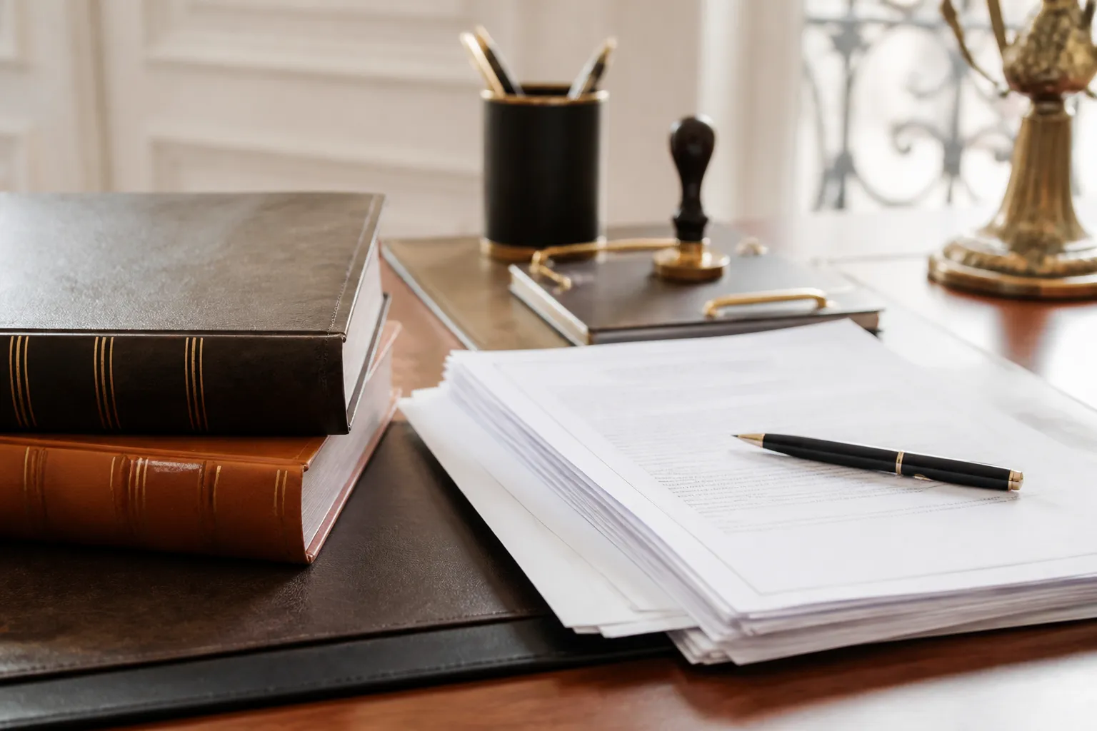 Code civil et acte de vente sur un bureau